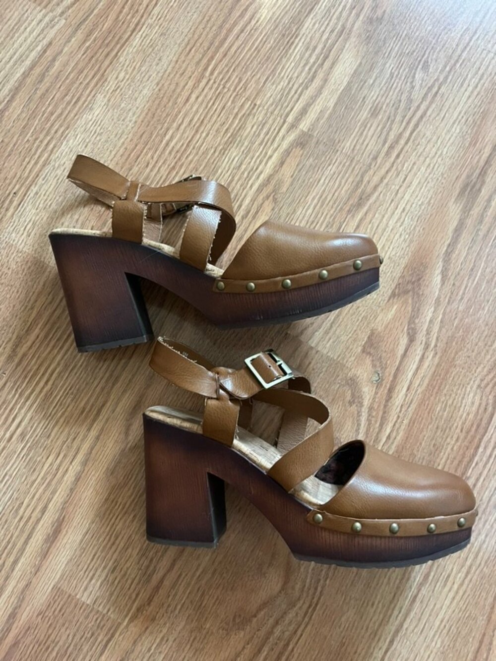 Korks Wendy strappy studded chunky heel clogs